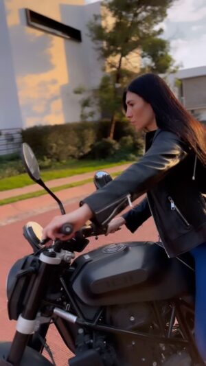 Irene Aldana Instagram - 🏍️💨🛞 
@avantellantasyrines 

Tranquilos.. siempre uso casco. Aquí solo estaba dandole vuela a la calle. Recuerden siempre usar su equipo 🦾🖤

#husqvarna #svartpilen701 #moto #motorcycle #ufc #mma