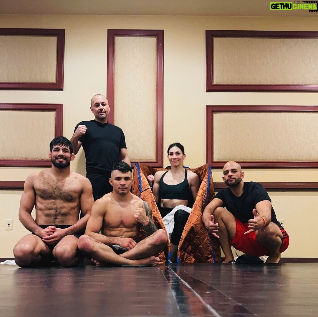 Irene Aldana Instagram - Weight cut * training