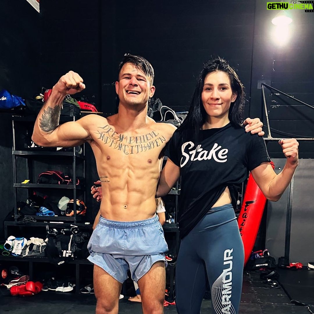 Irene Aldana - 9.8K Likes - Este tango siempre se pone bien !
Buen sparring con @diegolopesmma .. listo para #UFC295 🔥🔥🔥
@stake
#ufc #mma #ufc295 #ufc296 #mixedmartialarts #ny #team #teammates