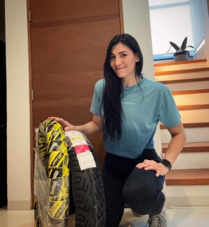 Irene Aldana Instagram - Gracias @avantellantasyrines !! 
Ya quiero poder estrenarlas en mi moto 🏍️💨🛞 

#Avante #GrupoAvante #LlantasAvante #AvanteUFCmx #caminoalexito