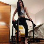 Irene Aldana Instagram – Todavía no me dejan apoyar el pie derecho por la cirugía.. así que compré unas barras para hacer calistenia en mi cuarto…. A ver qué tal 🤪

Top : @venumstoremx 

#roadtoredemption #willbeback #relentless #unstoppable #workout #postcirugia #sportmed #venum #mx