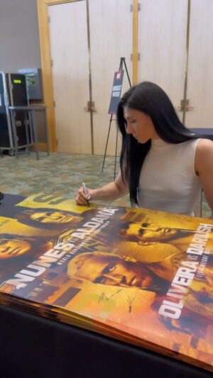 Irene Aldana Instagram - Firma de posters 📝✨

#ufc289 #ufc