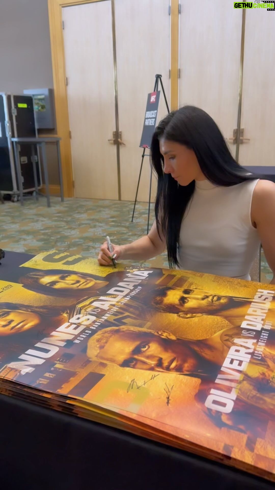 Irene Aldana - 26.8K Likes - Firma de posters 📝✨
#ufc289 #ufc