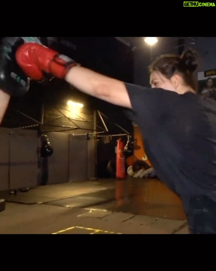 Irene Aldana - 15.6K Likes - Matar o morir ? .. no ❌
Matar o matar .. ☑️🐆
Listos ! .. manoplas con el coach @franciscograssolobo
🥊 : @cletoreyesmexico
#ufc #ufc289 #mma #mixedmartialarts #lobomma #hechoenmexico #boxeomexicano #box #coach #panchograsso #teamirene #andnew