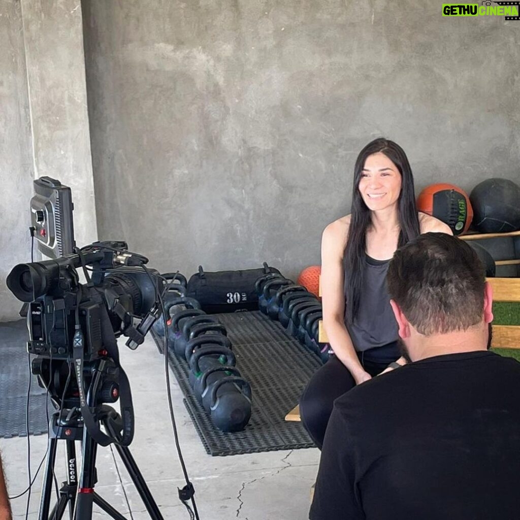 Irene Aldana Instagram - Hoy tocó entrevista con @cclegaspi !!! Para @espndeportes 👊🏼💪🏼 #interview #ufc #espn #ufc289 Scila Training Club - Santa Anita