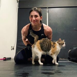 Irene Aldana Instagram - Terminando entrenamiento con mi TeamMate 😼💪🏼 

#championchiprounds #mma #ufc #ufc289 #training #mixedmartialarts #motherofcats #🐆 #teammates #teamirene #cat #irenealdanaonlycats