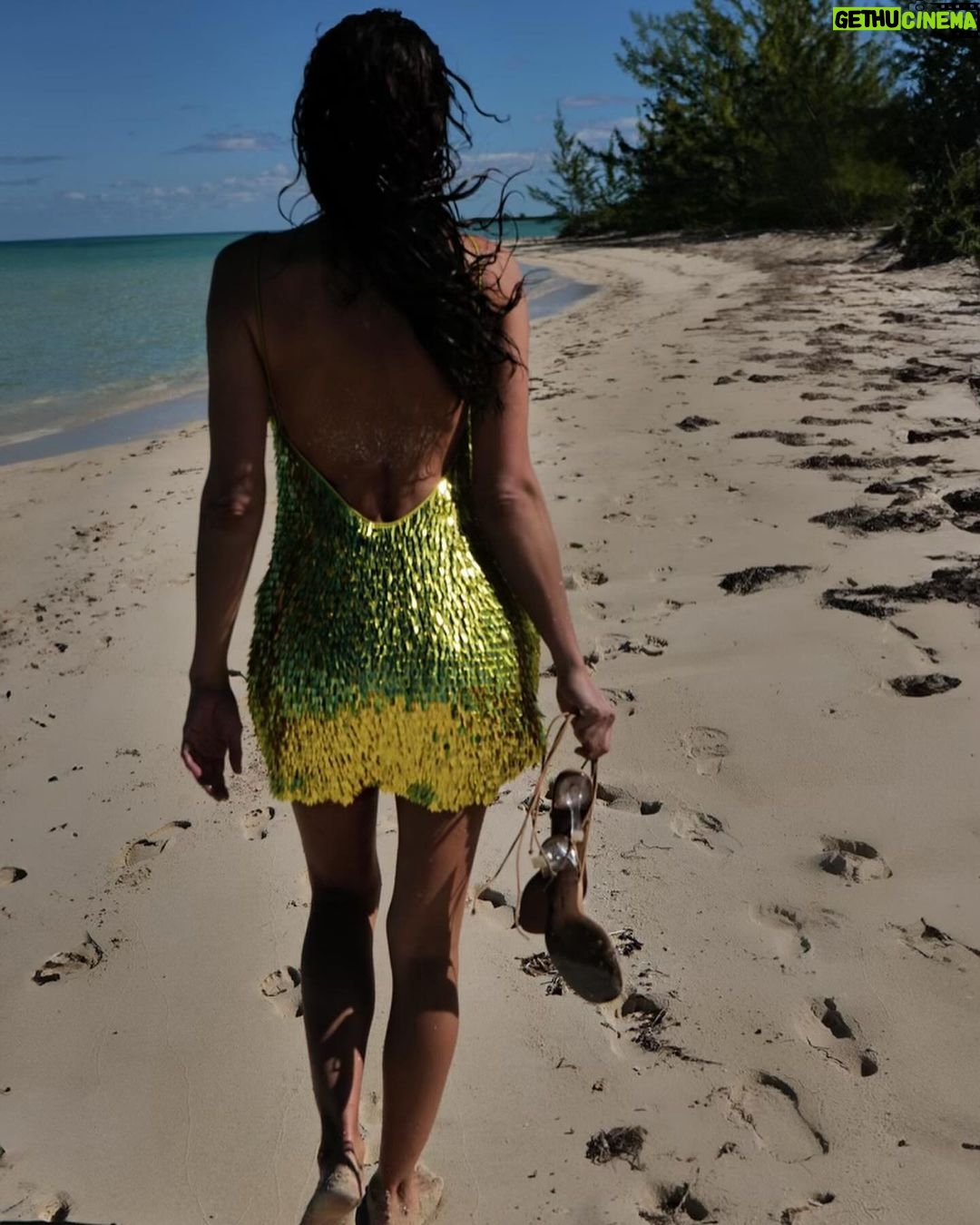 Irina Shayk Instagram - The morning of 2024💚🐉