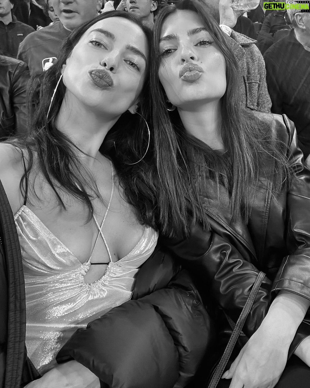 Irina Shayk Instagram - 🏀 nite with Emzie @emrata 👯♀️