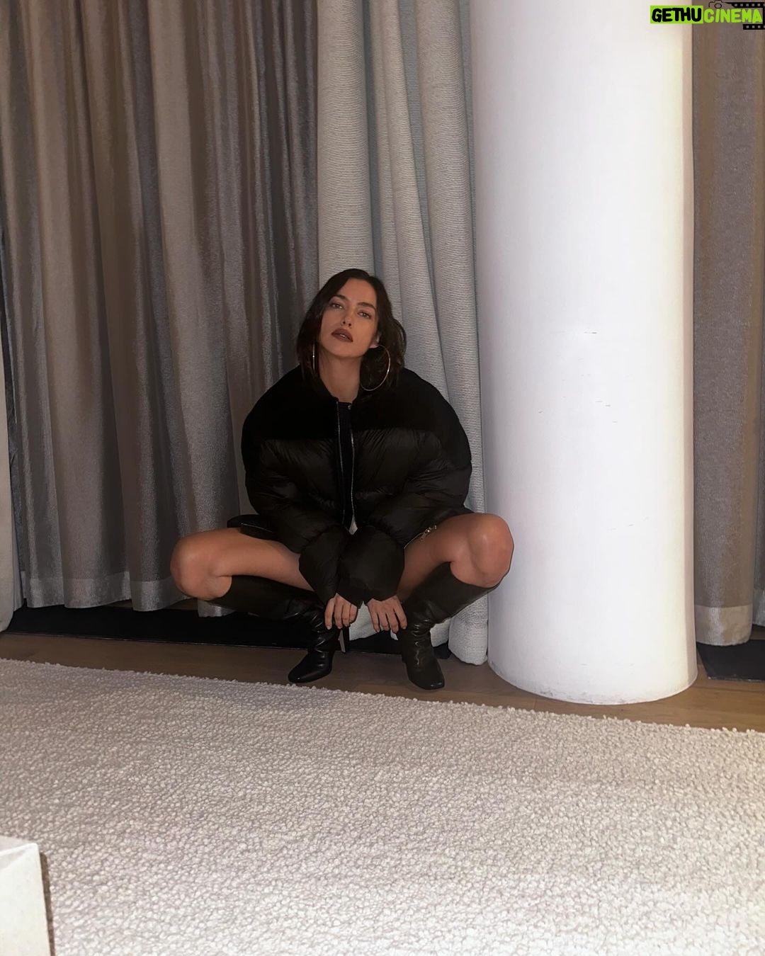 Irina Shayk Instagram - 🏀 nite with Emzie @emrata 👯♀️