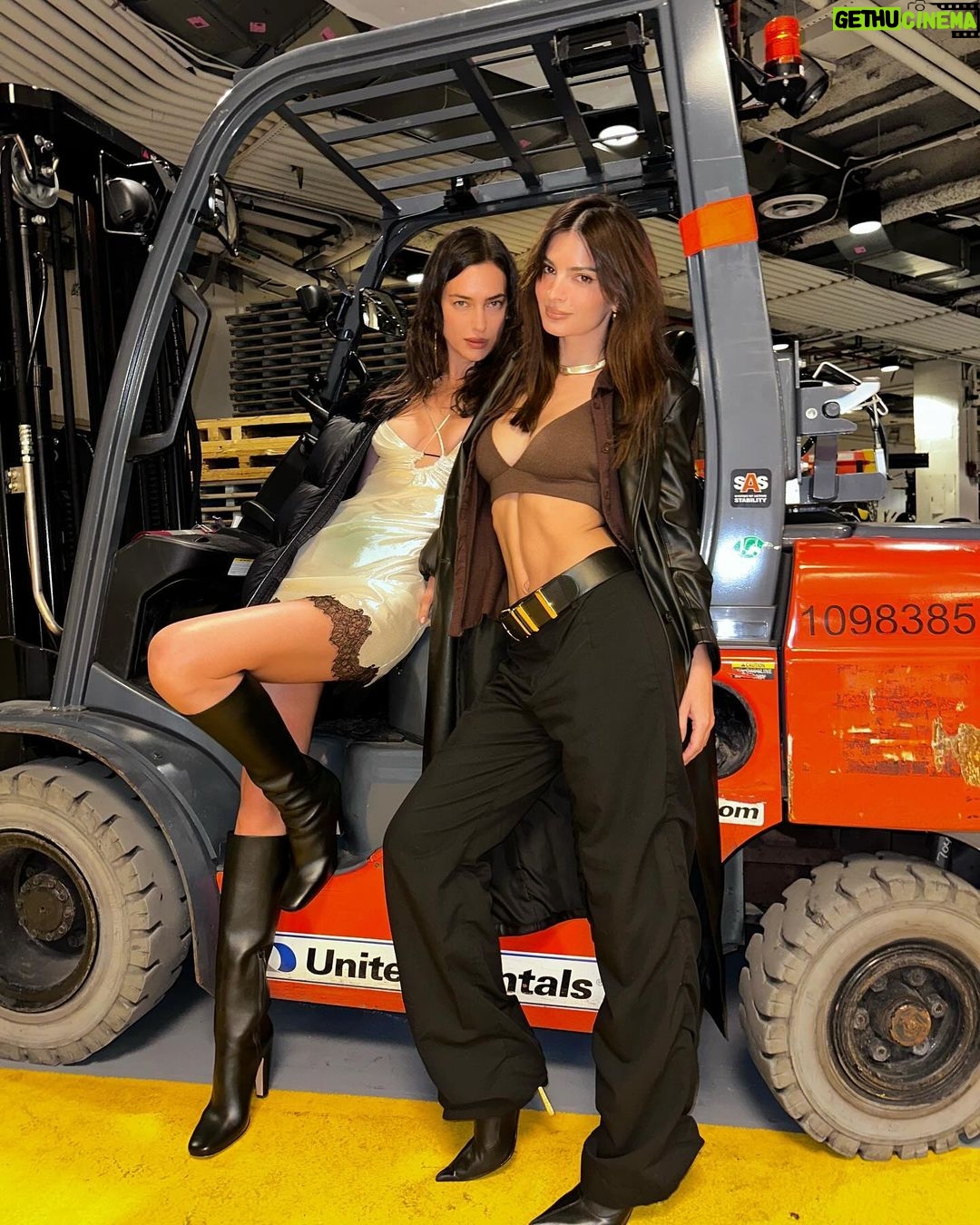 Irina Shayk Instagram - 🏀 nite with Emzie @emrata 👯♀️