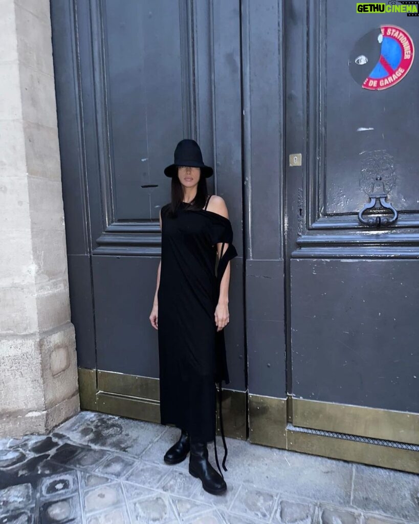 Irina Shayk Instagram - Paris 🖤