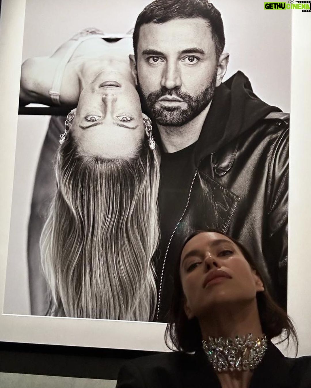 Irina Shayk Instagram - The most beautiful exhibition @palazzorealemilano #Unveiled🖤 Congrats @luigiandiango so proud of u .