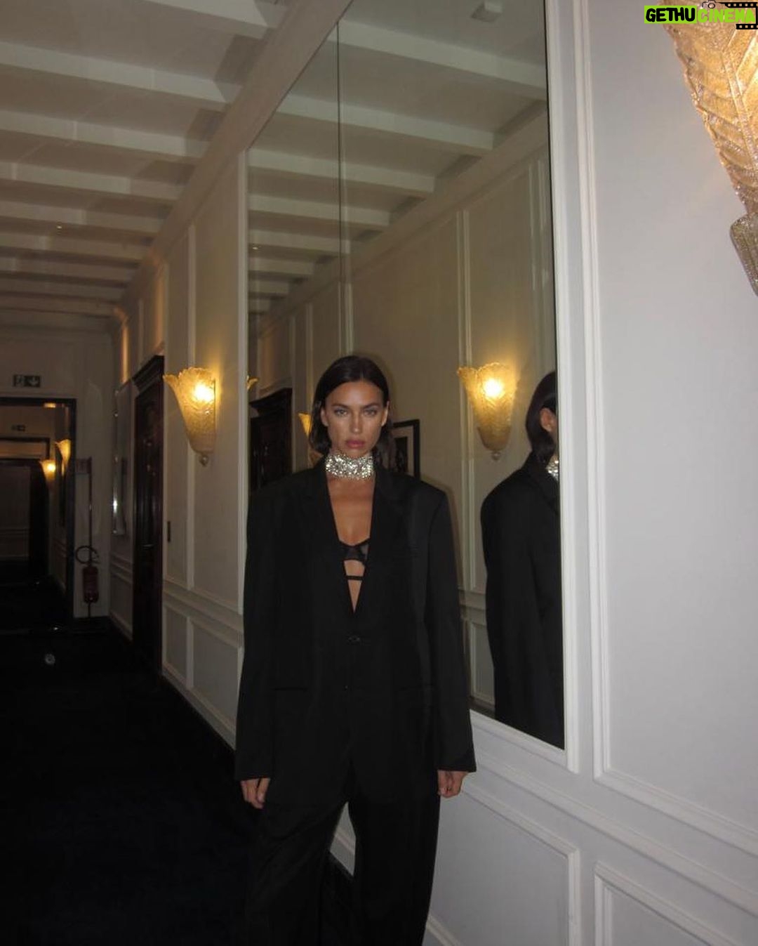 Irina Shayk Instagram - The most beautiful exhibition @palazzorealemilano #Unveiled🖤 Congrats @luigiandiango so proud of u .