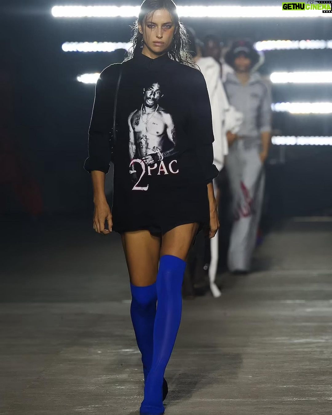 Irina Shayk Instagram - Thank u @mowalola SS24 “crush” for having me open your Amaz show 🖤🖤🖤 styled by #lottavolkova
