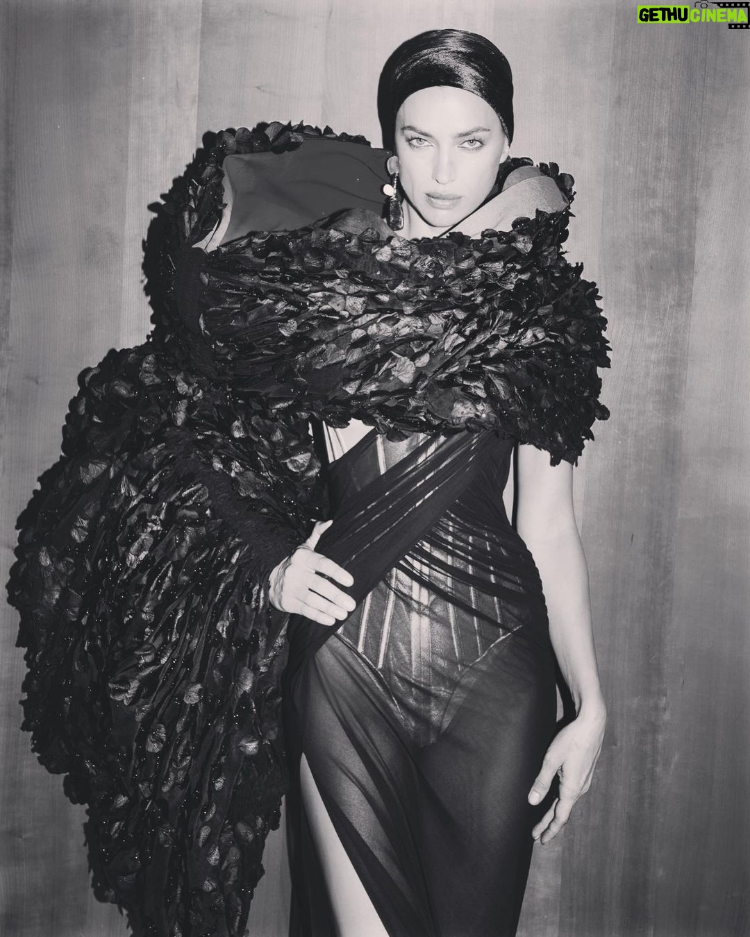 Irina Shayk Instagram - Proud to be part of your vision again @danielroseberry 🖤THANK U 🖤 @schiaparelli 🖤 @_mariechaix_ @patmcgrathreal @guidopalau