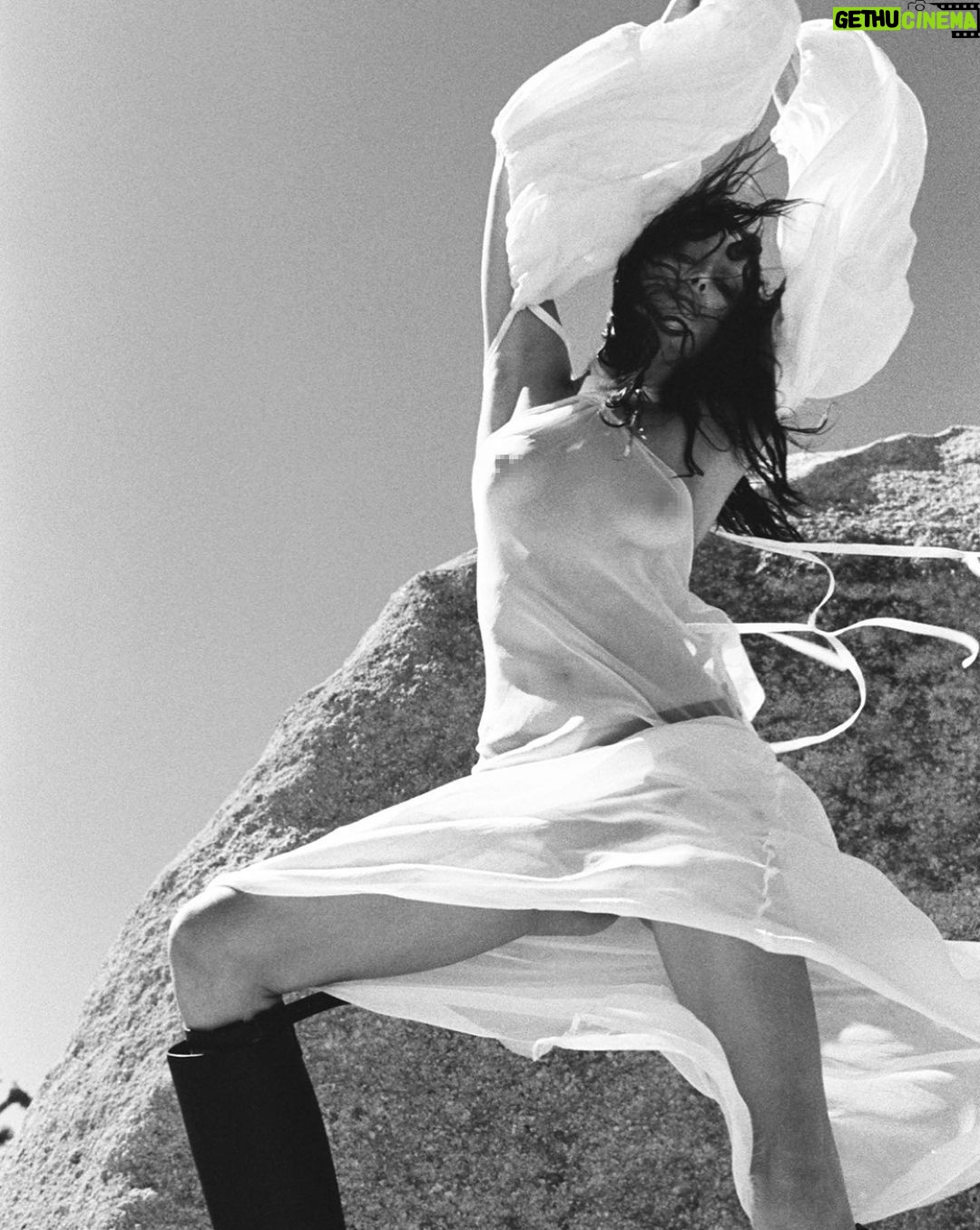 Irina Shayk Instagram - Summering with my dream team in 🏜️ @i_d 🖤thank u @alastairmckimm 🖤 @drewvickers @ludovicdesaintsernin