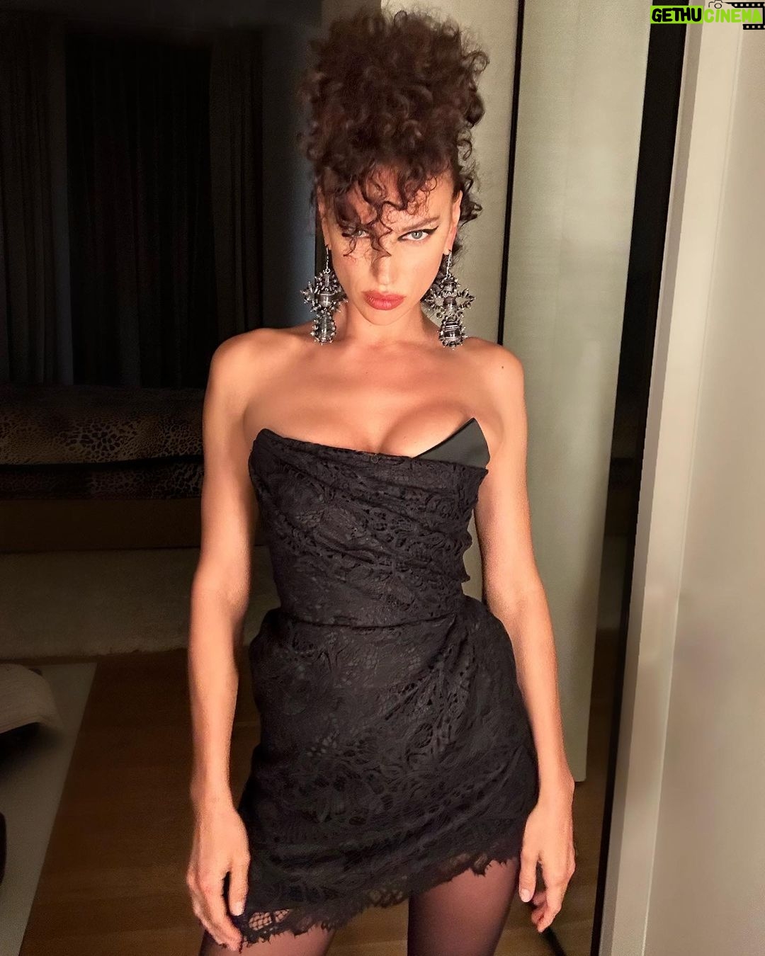 Irina Shayk Instagram - Forever Westwood 🇬🇧