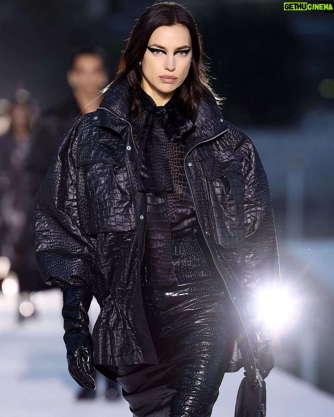 Irina Shayk Instagram - 🖤VERSACEEEEEEEE🖤 @donatella_versace felt powerful @versace … @piergiorgio @kjeldgaard1 @patmcgrathreal @guidopalau