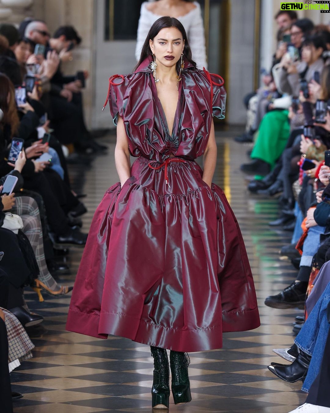 Irina Shayk Instagram - Westwood land … @viviennewestwood @ndreaskronthaler