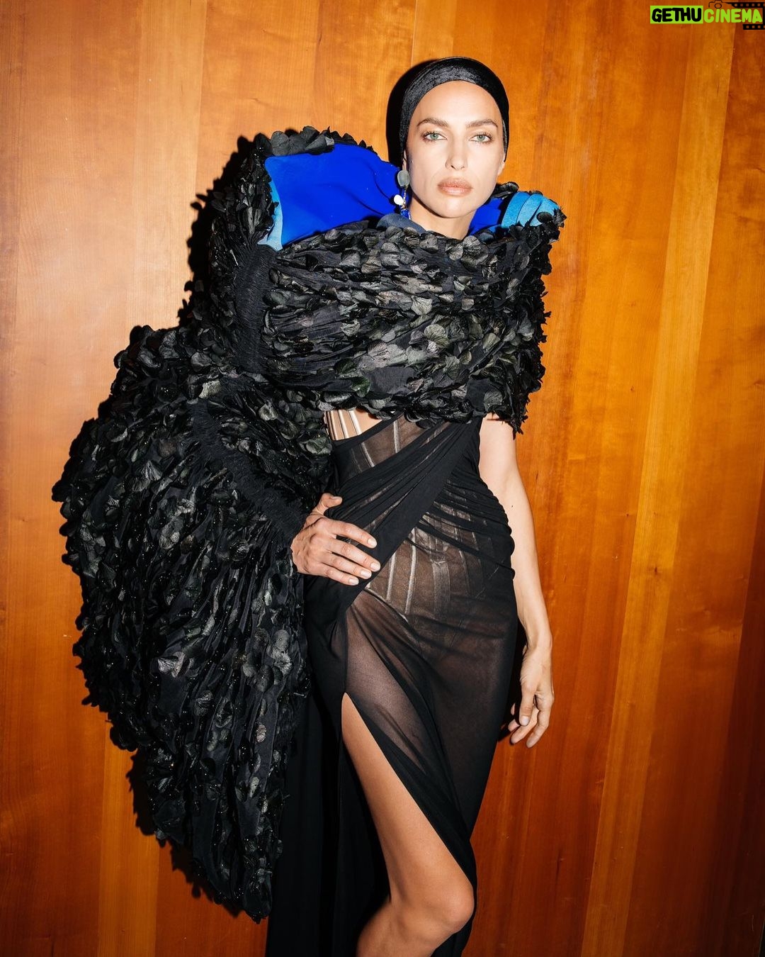 Irina Shayk Instagram - Proud to be part of your vision again @danielroseberry 🖤THANK U 🖤 @schiaparelli 🖤 @_mariechaix_ @patmcgrathreal @guidopalau