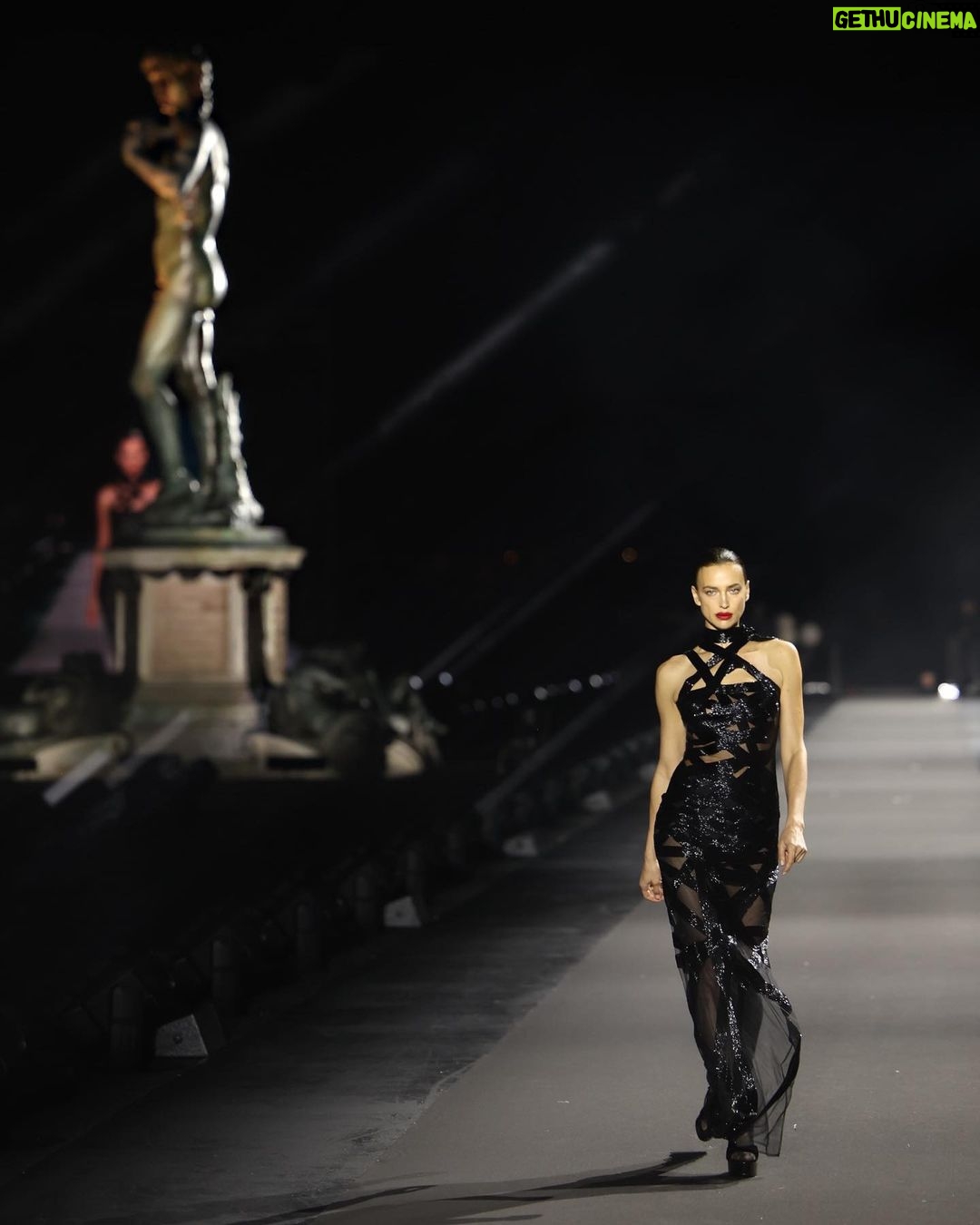 Irina Shayk Instagram - In my fav Florence 🇮🇹… Piazzale Michelangelo 🖤.It was really special to walk in this historical place through the art 🖤Thank u … @Edward_Enninful @DenaGia @PatMcGrathReal @SamMcKnight1 Casting: @PierGiorgio @BritishVogue @LuisaViaRoma