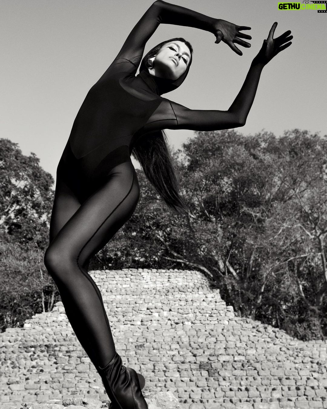 Irina Shayk Instagram - @voguemexico @inezandvinoodh wearing my fav @riccardotisci17 burb dress and more …..