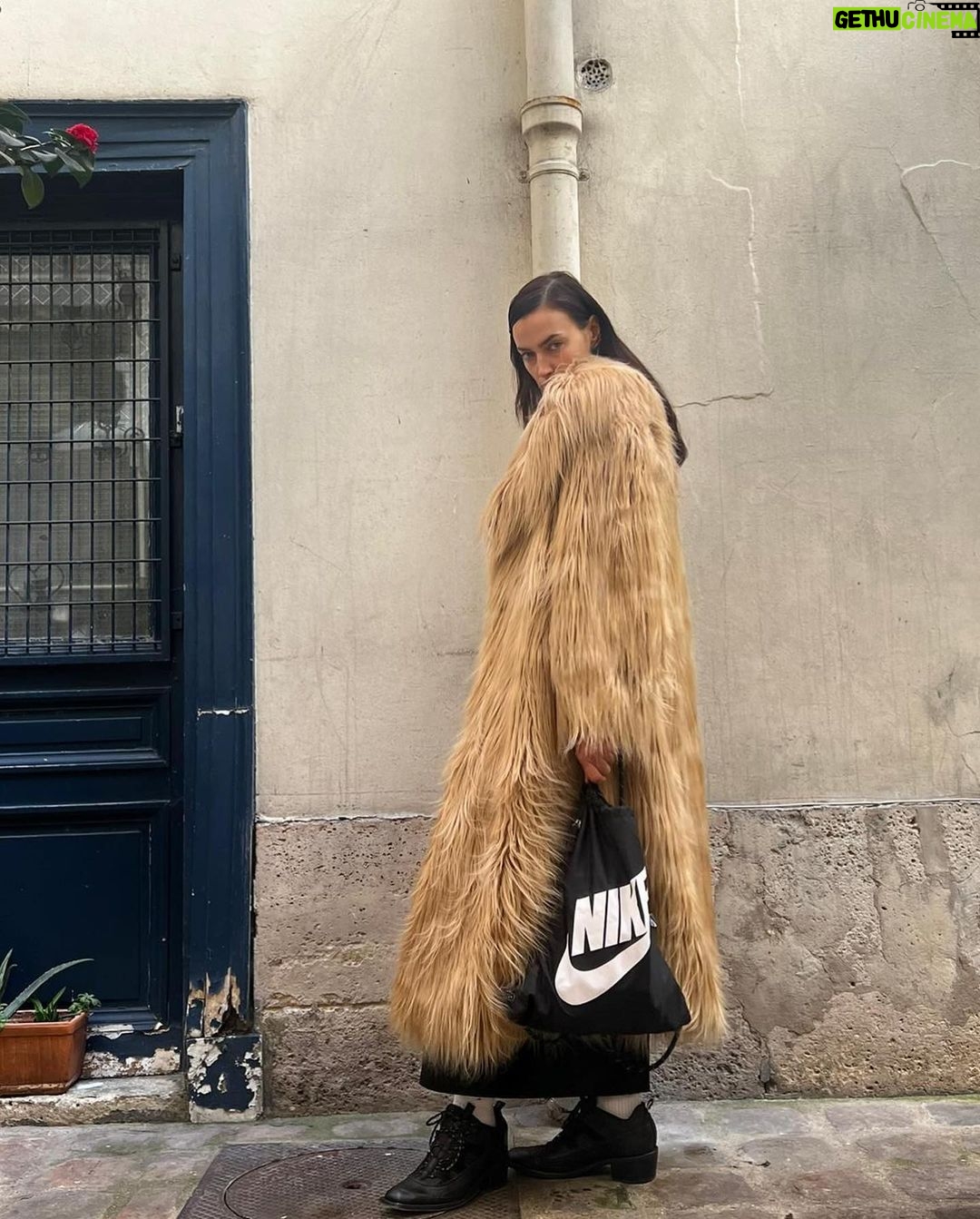 Irina Shayk Instagram - Fittings, looks , backstages … fashion weeks round the 🌎