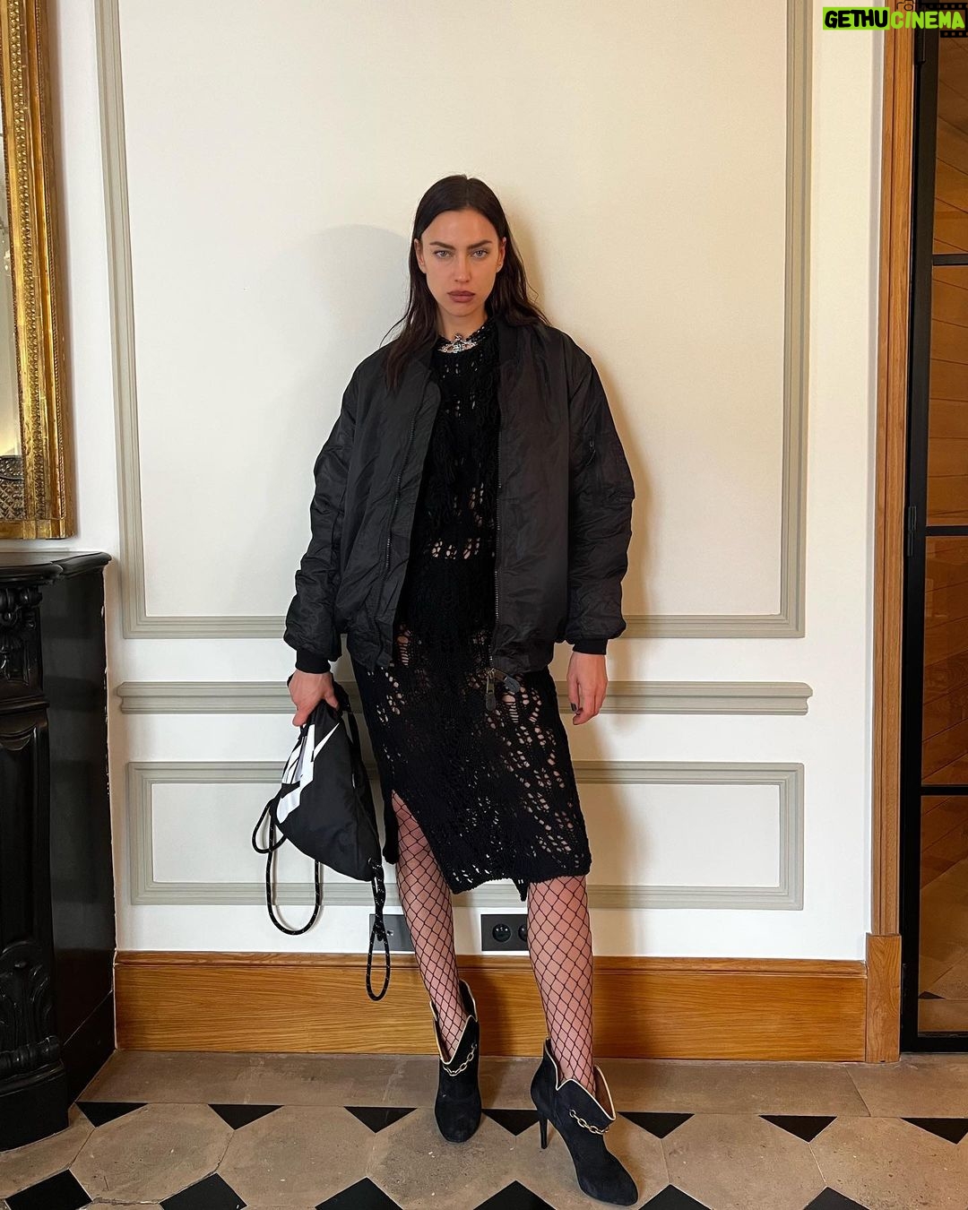 Irina Shayk Instagram - Fittings, looks , backstages … fashion weeks round the 🌎
