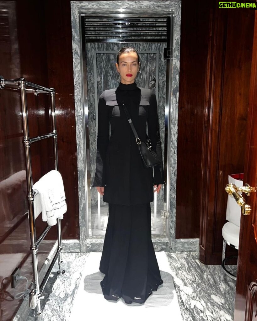 Irina Shayk Instagram - Fittings, looks , backstages … fashion weeks round the 🌎