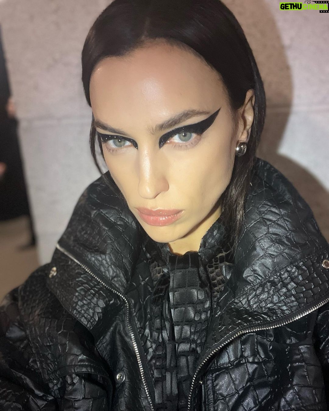 Irina Shayk Instagram - 🖤VERSACEEEEEEEE🖤 @donatella_versace felt powerful @versace … @piergiorgio @kjeldgaard1 @patmcgrathreal @guidopalau