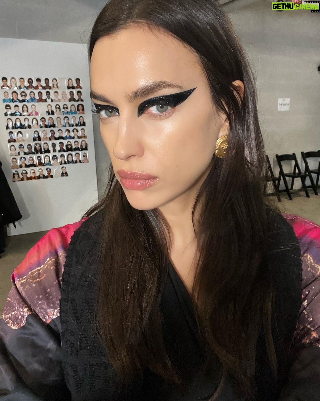 Irina Shayk Instagram - 🖤VERSACEEEEEEEE🖤 @donatella_versace felt powerful @versace … @piergiorgio @kjeldgaard1 @patmcgrathreal @guidopalau