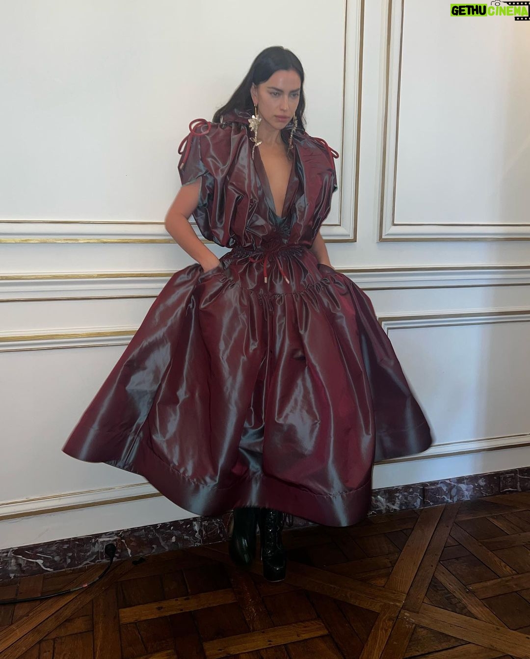 Irina Shayk Instagram - Westwood land … @viviennewestwood @ndreaskronthaler
