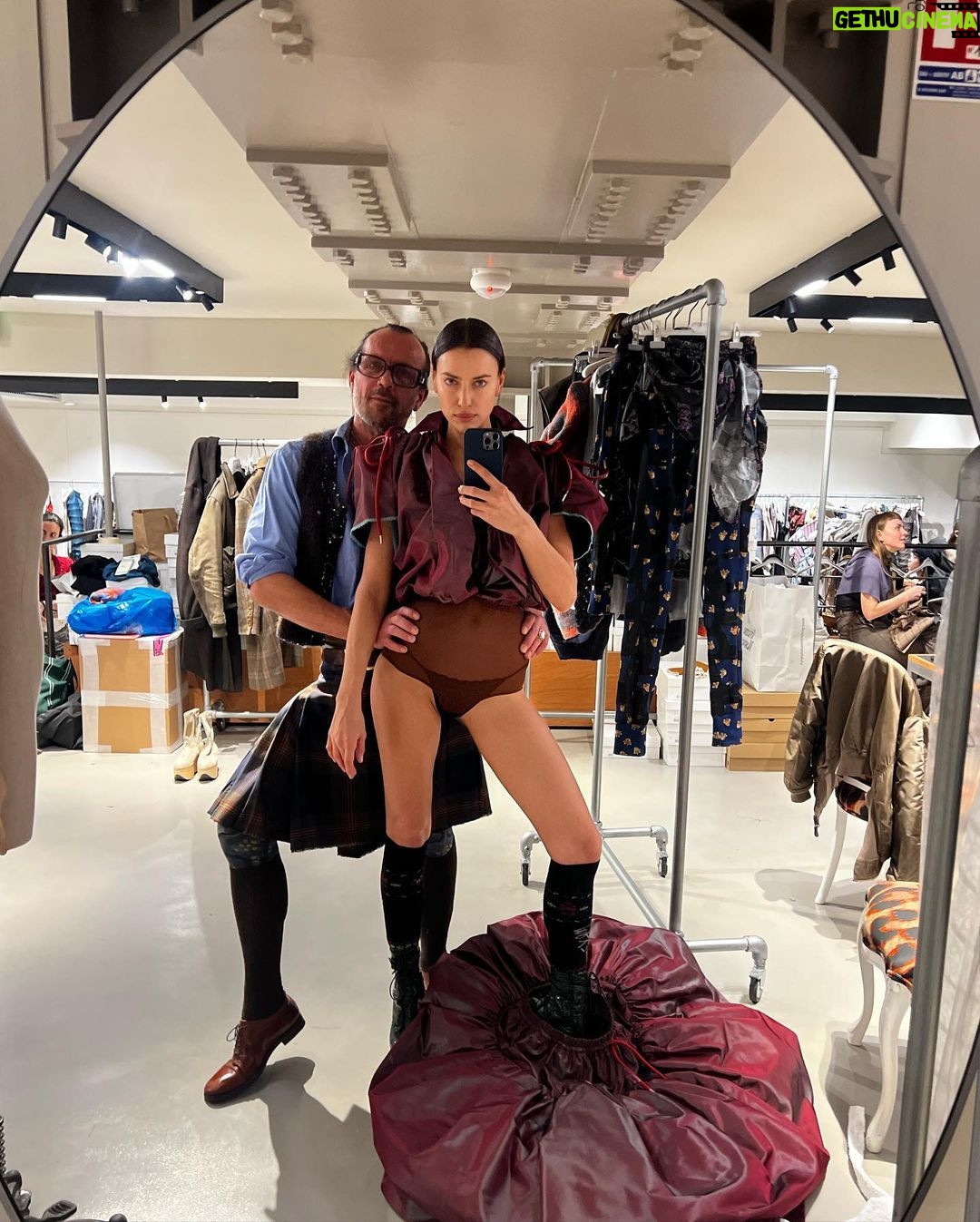 Irina Shayk Instagram - Westwood land … @viviennewestwood @ndreaskronthaler