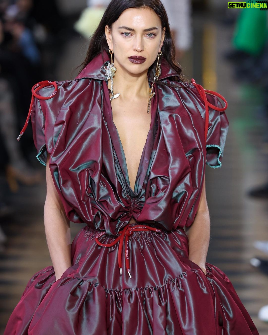 Irina Shayk Instagram - Westwood land … @viviennewestwood @ndreaskronthaler