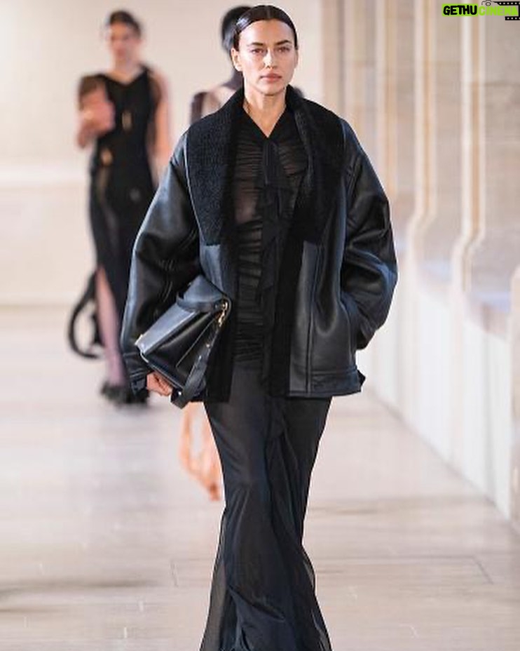 Irina Shayk Instagram - Thank you @victoriabeckham 🖤what a beautiful show .. @piergiorgio @dmcasting @jane_how
