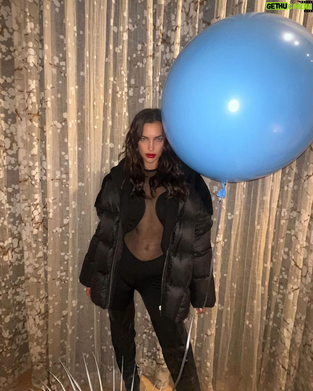Irina Shayk Instagram - Bday 鉀革笍ing with my fam鉂勶笍. Thank you all for coming and not breaking any 馃Υ馃槀