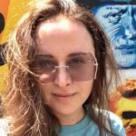 Irina Shikhman Instagram - Сегодня задержали режиссера Женю Беркович @ebberkovich и драматурга Светлану Петрийчук @vvvetka по делу «об оправдании терроризма» за спектакль «Финист ясный сокол», который получил в 2022 году две Золотые Маски: за работу художника по костюмам и за работу драматурга. Я лично видела этот спектакль в зале на 40 зрителей. НАСТОЯЩИЙ МАТЕРИАЛ (ИНФОРМАЦИЯ) ПРОИЗВЕДЕН И (ИЛИ) РАСПРОСТРАНЕН ИНОСТРАННЫМ АГЕНТОМ РФ ИРИНОЙ ЮРЬЕВНОЙ ШИХМАН ЛИБО КАСАЕТСЯ ДЕЯТЕЛЬНОСТИ ИНОСТРАННОГО АГЕНТА РФ ИРИНЫ ЮРЬЕВНЫ ШИХМАН Это пронзительная сказочно-документальная история про русских женщин, которые познакомились в интернете с «ясными соколами», влюбились, уехали к ним за тридевять земель и оказались в организациях, запрещенных в России и по всему миру. Потом женщины опомнились, вернулись домой и оказались в тюрьме. На основе их уголовных дел и протоколов судебных заседаний и создан спектакль, который разоблачает жестокие манипуляции, жертвами которых становятся несчастные одинокие люди. И ещё эта постановка документирует беспощадность системы правосудия, которая ставит знак равенства между участием в незаконном вооруженном формировании и готовкой супа. Теперь система хочет добавить к уравнению спектакль. Я лично знаю Свету и Женю. Это искренние, талантливые люди, преданные искусству и гуманизму. Их работа помогает людям сохранять лучшее в себе: доброту, сочувствие, умение не терять надежду в самые темные времена, способность видеть в мире красоту, когда тебя обступают чудовищные обстоятельства. Обвинение в «оправдании терроризма» против Жени и Светы абсурдно и несправедливо. Оно противоречит и делам, и словам, и характерам, и намерениям Жени и Светы, которые как раз противостоят жестокости и экстремизму. Это дело — дискредитация правоохранительной системы РФ, акт цензуры, запрещенной Конституцией, и очередной удар по творческому сообществу. Женя и Света должны быть освобождены, а все обвинения должны быть немедленно сняты. Чтобы понять это, не надо быть юристом, экспертом, судьей и следователем. Достаточно быть человеком. P.S. В сториз повесила ссылку на читку пьесы. Оцените сами.