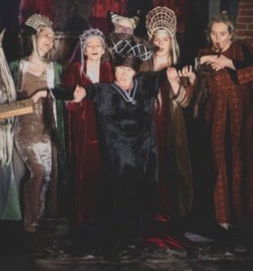 Irina Shikhman Instagram - Сегодня задержали режиссера Женю Беркович @ebberkovich и драматурга Светлану Петрийчук @vvvetka по делу «об оправдании терроризма» за спектакль «Финист ясный сокол», который получил в 2022 году две Золотые Маски: за работу художника по костюмам и за работу драматурга. Я лично видела этот спектакль в зале на 40 зрителей. НАСТОЯЩИЙ МАТЕРИАЛ (ИНФОРМАЦИЯ) ПРОИЗВЕДЕН И (ИЛИ) РАСПРОСТРАНЕН ИНОСТРАННЫМ АГЕНТОМ РФ ИРИНОЙ ЮРЬЕВНОЙ ШИХМАН ЛИБО КАСАЕТСЯ ДЕЯТЕЛЬНОСТИ ИНОСТРАННОГО АГЕНТА РФ ИРИНЫ ЮРЬЕВНЫ ШИХМАН Это пронзительная сказочно-документальная история про русских женщин, которые познакомились в интернете с «ясными соколами», влюбились, уехали к ним за тридевять земель и оказались в организациях, запрещенных в России и по всему миру. Потом женщины опомнились, вернулись домой и оказались в тюрьме. На основе их уголовных дел и протоколов судебных заседаний и создан спектакль, который разоблачает жестокие манипуляции, жертвами которых становятся несчастные одинокие люди. И ещё эта постановка документирует беспощадность системы правосудия, которая ставит знак равенства между участием в незаконном вооруженном формировании и готовкой супа. Теперь система хочет добавить к уравнению спектакль. Я лично знаю Свету и Женю. Это искренние, талантливые люди, преданные искусству и гуманизму. Их работа помогает людям сохранять лучшее в себе: доброту, сочувствие, умение не терять надежду в самые темные времена, способность видеть в мире красоту, когда тебя обступают чудовищные обстоятельства. Обвинение в «оправдании терроризма» против Жени и Светы абсурдно и несправедливо. Оно противоречит и делам, и словам, и характерам, и намерениям Жени и Светы, которые как раз противостоят жестокости и экстремизму. Это дело — дискредитация правоохранительной системы РФ, акт цензуры, запрещенной Конституцией, и очередной удар по творческому сообществу. Женя и Света должны быть освобождены, а все обвинения должны быть немедленно сняты. Чтобы понять это, не надо быть юристом, экспертом, судьей и следователем. Достаточно быть человеком. P.S. В сториз повесила ссылку на читку пьесы. Оцените сами.