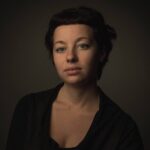 Irina Shikhman Instagram - Сегодня задержали режиссера Женю Беркович @ebberkovich и драматурга Светлану Петрийчук @vvvetka по делу «об оправдании терроризма» за спектакль «Финист ясный сокол», который получил в 2022 году две Золотые Маски: за работу художника по костюмам и за работу драматурга. Я лично видела этот спектакль в зале на 40 зрителей. НАСТОЯЩИЙ МАТЕРИАЛ (ИНФОРМАЦИЯ) ПРОИЗВЕДЕН И (ИЛИ) РАСПРОСТРАНЕН ИНОСТРАННЫМ АГЕНТОМ РФ ИРИНОЙ ЮРЬЕВНОЙ ШИХМАН ЛИБО КАСАЕТСЯ ДЕЯТЕЛЬНОСТИ ИНОСТРАННОГО АГЕНТА РФ ИРИНЫ ЮРЬЕВНЫ ШИХМАН Это пронзительная сказочно-документальная история про русских женщин, которые познакомились в интернете с «ясными соколами», влюбились, уехали к ним за тридевять земель и оказались в организациях, запрещенных в России и по всему миру. Потом женщины опомнились, вернулись домой и оказались в тюрьме. На основе их уголовных дел и протоколов судебных заседаний и создан спектакль, который разоблачает жестокие манипуляции, жертвами которых становятся несчастные одинокие люди. И ещё эта постановка документирует беспощадность системы правосудия, которая ставит знак равенства между участием в незаконном вооруженном формировании и готовкой супа. Теперь система хочет добавить к уравнению спектакль. Я лично знаю Свету и Женю. Это искренние, талантливые люди, преданные искусству и гуманизму. Их работа помогает людям сохранять лучшее в себе: доброту, сочувствие, умение не терять надежду в самые темные времена, способность видеть в мире красоту, когда тебя обступают чудовищные обстоятельства. Обвинение в «оправдании терроризма» против Жени и Светы абсурдно и несправедливо. Оно противоречит и делам, и словам, и характерам, и намерениям Жени и Светы, которые как раз противостоят жестокости и экстремизму. Это дело — дискредитация правоохранительной системы РФ, акт цензуры, запрещенной Конституцией, и очередной удар по творческому сообществу. Женя и Света должны быть освобождены, а все обвинения должны быть немедленно сняты. Чтобы понять это, не надо быть юристом, экспертом, судьей и следователем. Достаточно быть человеком. P.S. В сториз повесила ссылку на читку пьесы. Оцените сами.