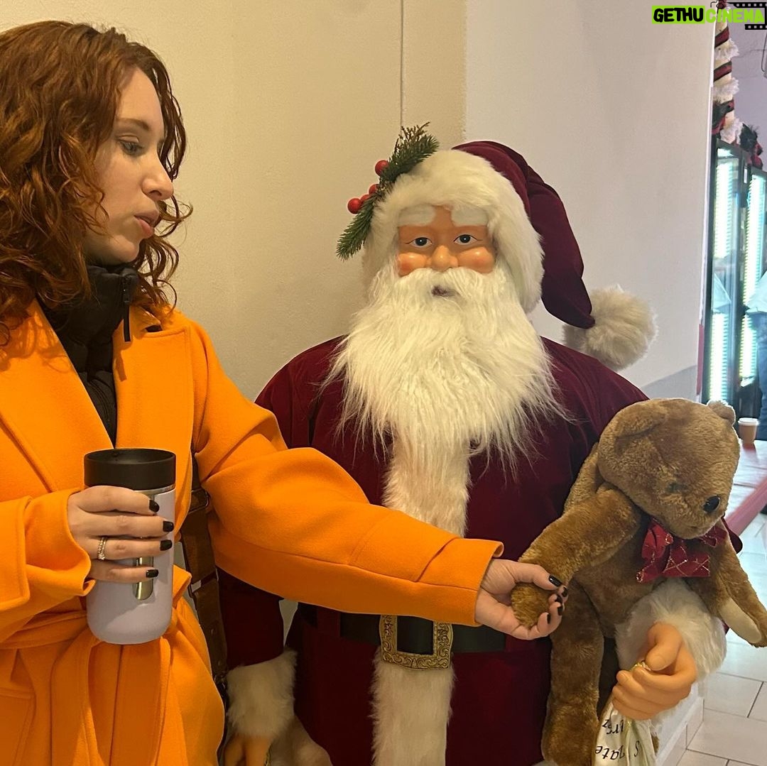 Irina Shikhman Instagram - На этой предновогодней неделе хочу рассказать вам свой секретик. Я Ирочка, мне 39 годиков и я обожаю плюшевых мишек. Когда мне было 20+, я собирала этих мишек по всему свету. Маленькие и большие, смешные и грустные, в шапках, шляпках, кепках и шарфиках, в штанах и платьях. В образе статуи свободы, и в поварском колпаке главной кулинарной школы мира. Я не могла остановиться, мои друзья тоже. Поэтому в какой-то момент медведи занимали в малюсенькой съемной квартире пару стеллажей. Соцсети до сих пор подкидывают мне картинки медвежат, которыми я когда-то делилась, как новостями. НАСТОЯЩИЙ МАТЕРИАЛ (ИНФОРМАЦИЯ) ПРОИЗВЕДЕН И (ИЛИ) РАСПРОСТРАНЕН ИНОСТРАННЫМ АГЕНТОМ РФ ИРИНОЙ ЮРЬЕВНОЙ ШИХМАН ЛИБО КАСАЕТСЯ ДЕЯТЕЛЬНОСТИ ИНОСТРАННОГО АГЕНТА РФ ИРИНЫ ЮРЬЕВНЫ ШИХМАН Однажды я решила, что уже взрослая, собрала всех плюшевых друзей в большой мешок и отнесла какому-то незнакомому ребенку, который тоже обожал мишек, в подарок к Новому году. Оставила себе только одну сшитую (не разорвешь) парочку друзей, которую подарил @nikita.loyk Так и стоят возле рабочего стола. Один из героев нашего нового выпуска английский актер Питер Булл сказал бы, что я стесняюсь своего внутреннего ребенка. Однажды, он попросил взрослых дядь и теть рассказать ему истории про своих медвежат и его завалили письмами. У каждого была история медведя, который помог пережить самые трудные времена. Кому-то поступить в университет, кому-то пережить войну, кого-то спас от одиночества. Мы захотели сделать этот выпуск, чтобы вам стало тоже чуточку теплее. Чтобы хотя бы на миг вы вспомнили детство и никогда не забывали, что темные времена проходят, а из любых трудностей можно создать что-то красивое, трогательное и вдохновляющее. Хотя бы историю о плюшевом мишке. Ссылка в сториз.