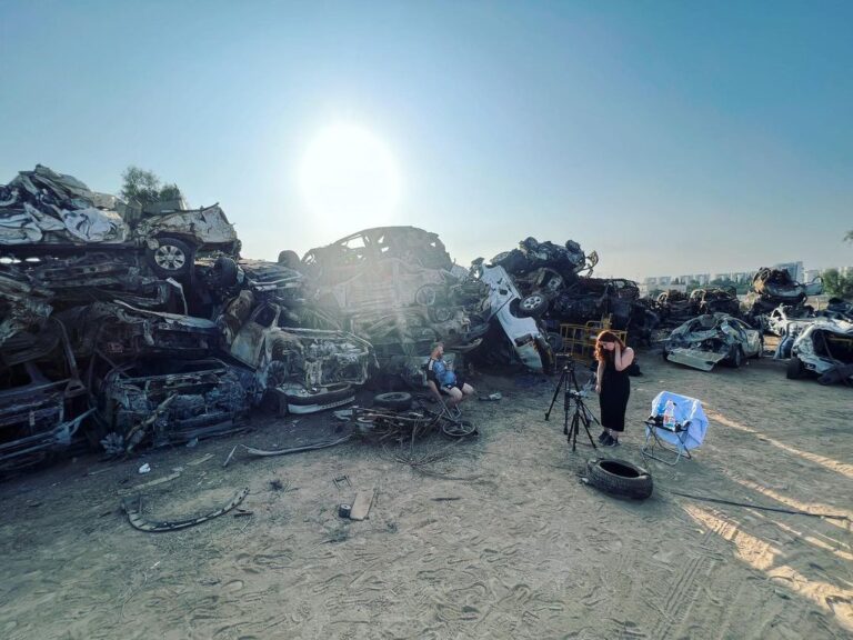 Irina Shikhman Instagram - Я хочу признаться. Я не самый смелый человек. Я была на границе с Газой и там очень страшно. Каждые 20-30 секунд стреляли, туда летели ракеты – и мне было очень страшно. Эти фото сделаны в маленьком Израильском посёлке Беэри, куда 7 октября проникли террористы ХАМАС. И мне страшно даже пересказывать, что они там учинили за несколько часов, что я увидела своими глазами, как там пахнет. А еще я подписана на нескольких арабских фотографов. И мне тоже очень страшно. В их объективе – снесённые до основания здания Газы, погибшие и пострадавшие люди, дети Палестины – теперь уже сироты. Страшно. Но мне важно про это тоже знать и помнить. Я не фронтовой корреспондент, не военный эксперт, не политолог. И я растерянна, как никогда. Я долго думала, что говорить? НАСТОЯЩИЙ МАТЕРИАЛ (ИНФОРМАЦИЯ) ПРОИЗВЕДЕН И (ИЛИ) РАСПРОСТРАНЕН ИНОСТРАННЫМ АГЕНТОМ РФ ИРИНОЙ ЮРЬЕВНОЙ ШИХМАН ЛИБО КАСАЕТСЯ ДЕЯТЕЛЬНОСТИ ИНОСТРАННОГО АГЕНТА РФ ИРИНЫ ЮРЬЕВНЫ ШИХМАН Но самое страшное, что я могу сделать – промолчать и… забыть. Спустя месяц после атаки ХАМАСА – появилось целое движение «отрицателей 7 октября». Новые инфоповоды, новые ужасы - как будто нарочно стирают из памяти реальную трагедию того утра. И вот это по-настоящему пугает. Я решила рассказать несколько историй людей, которые не забудут тот страшный день НИКОГДА. Даже если весь мир притворится, что ничего не было. Все эти люди говорят с нами на одном языке. Игорь, Катя, Сережа, Иосиф и Иля нашли в себе силы поговорить. Им было важно, чтобы бывшие соотечественники их услышали. @nikita.loyk сделал так, чтобы вы это еще и увидели, как будто были рядом. Ссылка в сториз. Be'eri