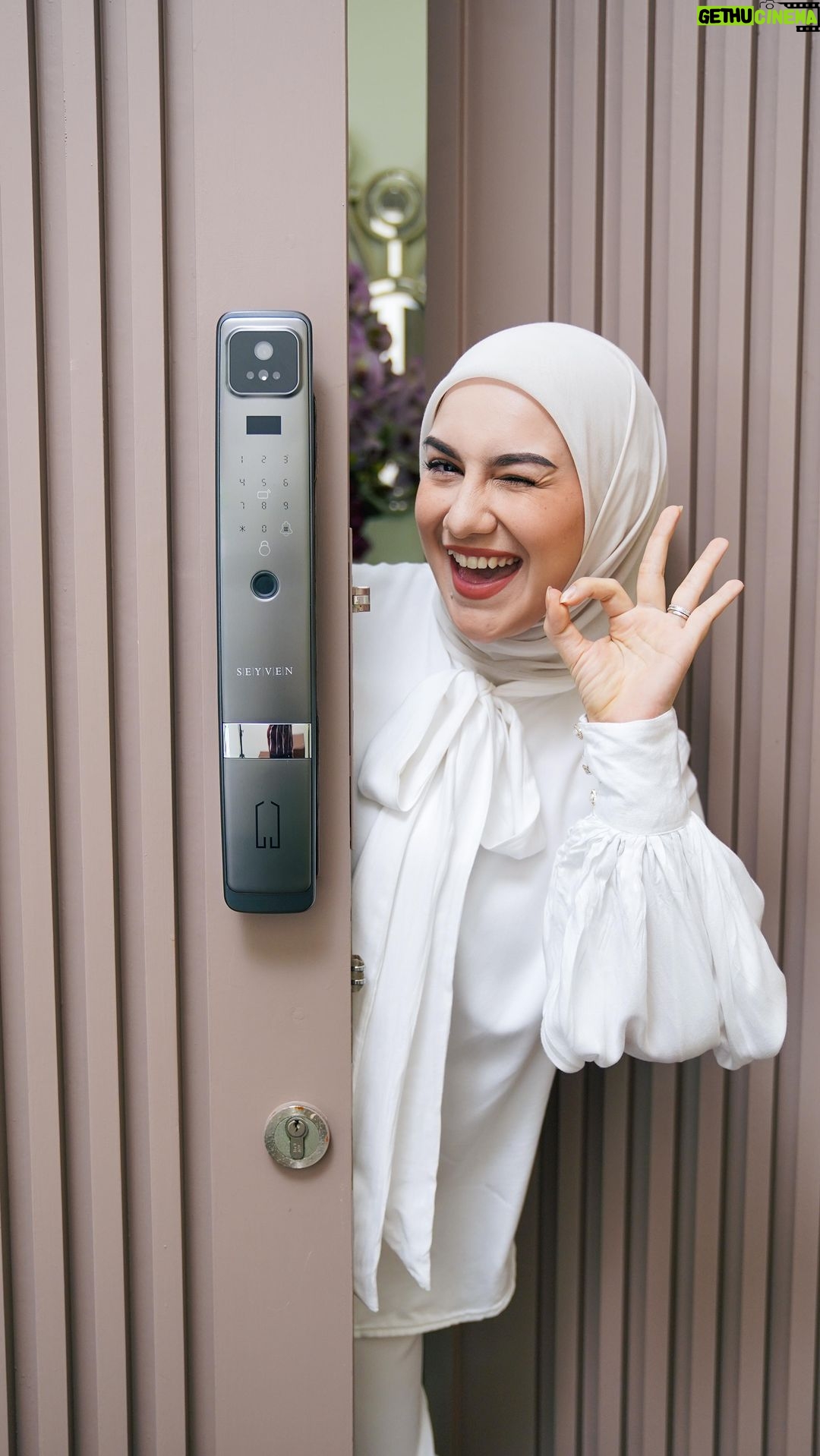 Irish Bella Instagram - Rumah jadi lebih aman setelah menggunakan smart lock dari @seyven.id dengan fitur terlengkap dan canggih π«Άπ» Di pintu masuk rumah aku pake type yang ada face lock jadi bisa tau siapa tamu yang datang. Juga udah ada alarm kalo terjadi pembobolan. Kalo di kamar aku pake HD Lock ini tipe paling best seller π Team pemasangannya juga cepat dan ramah. Rekomendasi banget!!