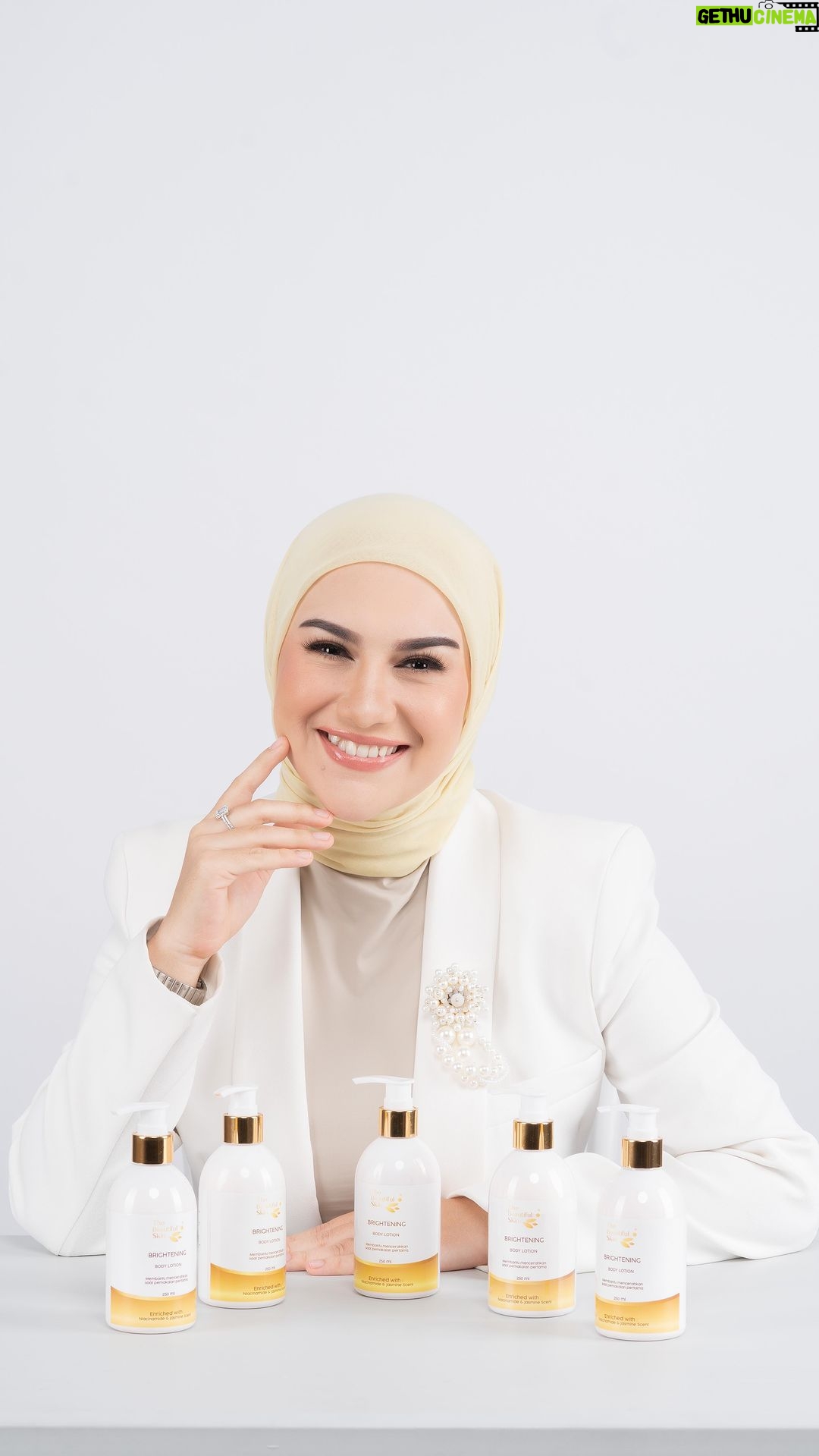 Irish Bella Instagram - Mau punya kulit cantik dan tampil lebih percaya diri, tapi bingung gimana caranya ? Tenanggg aku ada solusi nya loh beauties π THE BEAUTIFUL SKIN BRIGHTENING BODY LOTION, Produk yang satu ini memang unggulan aku banget. Selain manfaat nya yang banyak dan tentunya cocok dengan kulit aku, aku ga pernah raguin lagi deh sama body lotion yang satu ini. Dan ternyata banyak banget loh yang mau punya kulit glowing tapi gagal karena ga ada yang cocok sama kulit mereka. Tapi sekarang kamu ga perlu khawatir yaa beauties, THE BEAUTIFUL SKIN kini hadir untuk menjawab semua permasalahan kulit kamu. Yang mau glowing, Kulit nya cerah, menghilangkan noda gelap, Stretch mark dan masih banyak lagi deh manfaat dari body lotion ini. Jadi buat kamu yang ingin mewujudkan mimpi untuk kulit sehat & cantik mu, tunggu apalagi langsung aja diorder sekarang yaa untuk body lotionnya. Cara pesan nya gampang banget loh, kamu cukup kunjungi instagram @thebeautifulskinofficial lalu KLIK LINK DI BIO lalu kamu tinggal pilih den INFO PEMESANAN nanti tinggal kamu tentuin aja deh toko online nya. CIPTAKAN KULIT CANTIKMU SEKARANG JUGA π₯°β€οΈ #irishbella #bodylotion #kulitsehat #kulitcerah #goodlooking #pede #percayadiri #cantik #ganteng #wangi #jasmine #niacinamide