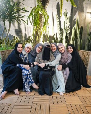 Irish Bella Instagram - Happiness is when your surrounded by positive people ✨

Masya Allah Tabarakallah 🥰