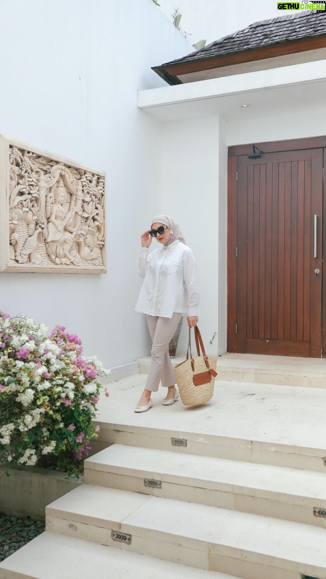 Irish Bella Instagram - Bali is more than a place. It’s a tropical state of mind 🍃 Semakin betah liburan di Bali karena staycation di @istanaputihvilla @nakula karena villanya sangat luas, cantik dan bersih. Kamarnya ada lima jadi cocok banget buat liburan sama keluarga. Fasilitasnya super lengkap dan pastinya pelayanan staffnya ramah banget 🫶🏻