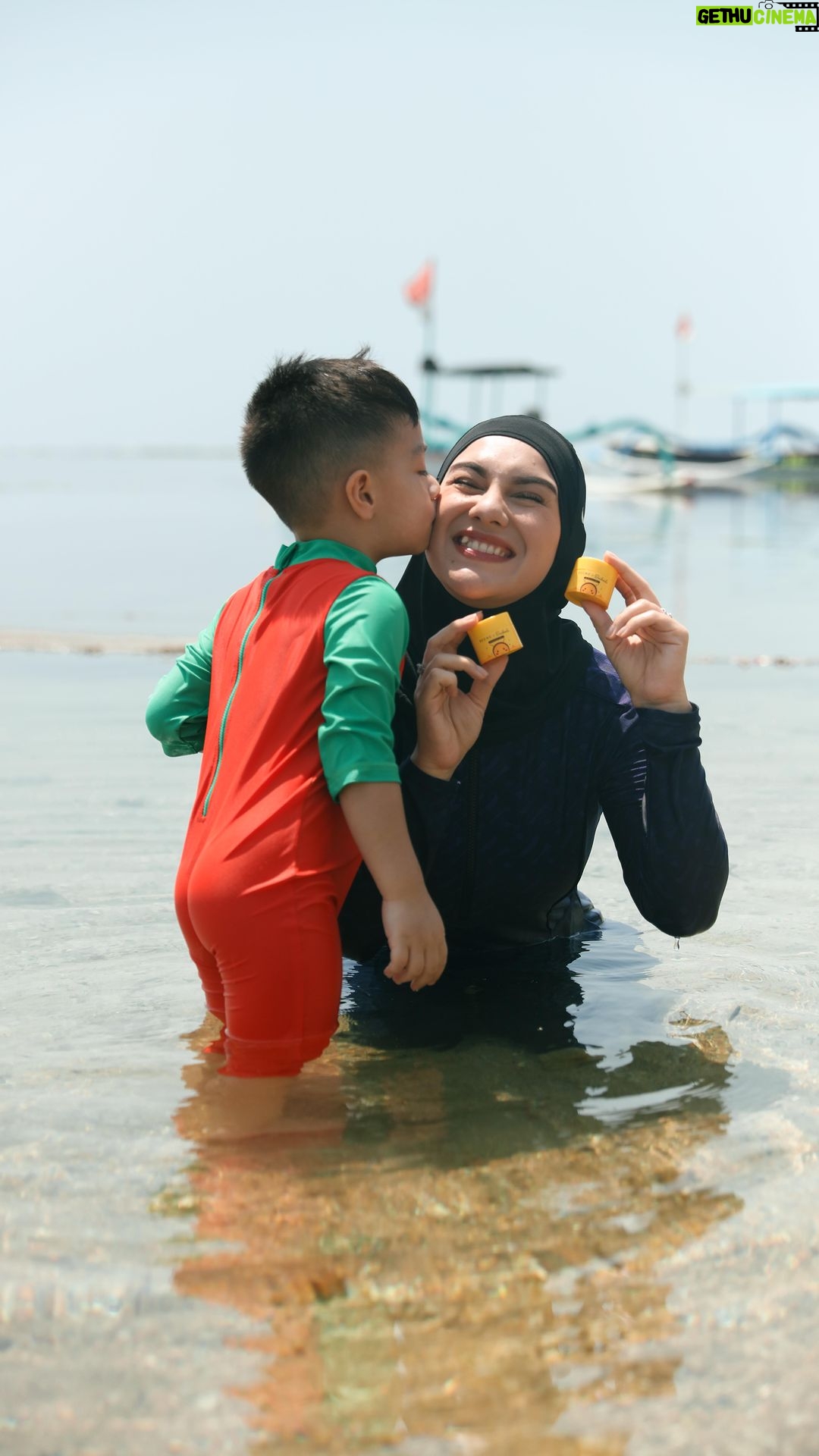 Irish Bella Instagram - Abang Air happy banget liburan ke Bali dan pasti selalu minta main di pantai. Alhamdulillah selama liburan di Bali aku gak pernah takut kulit abang Air iritasi atau gatal gatal karena selalu bawa Multipurpose Balm @beeme.official yang juga bisa dipake sekeluarga loh mulai dari anak anak hingga dewasa 🩵 Yuk moms di rumah juga kalo bepergian sama si kecil selalu sedia Multipurpose Balm Beeme karena lagi ada promo SERBU (Selebrasi Para Ibu-ibu) 11.11 Sale. Langsung aja check out dan cus langsung cek di @beeme.official