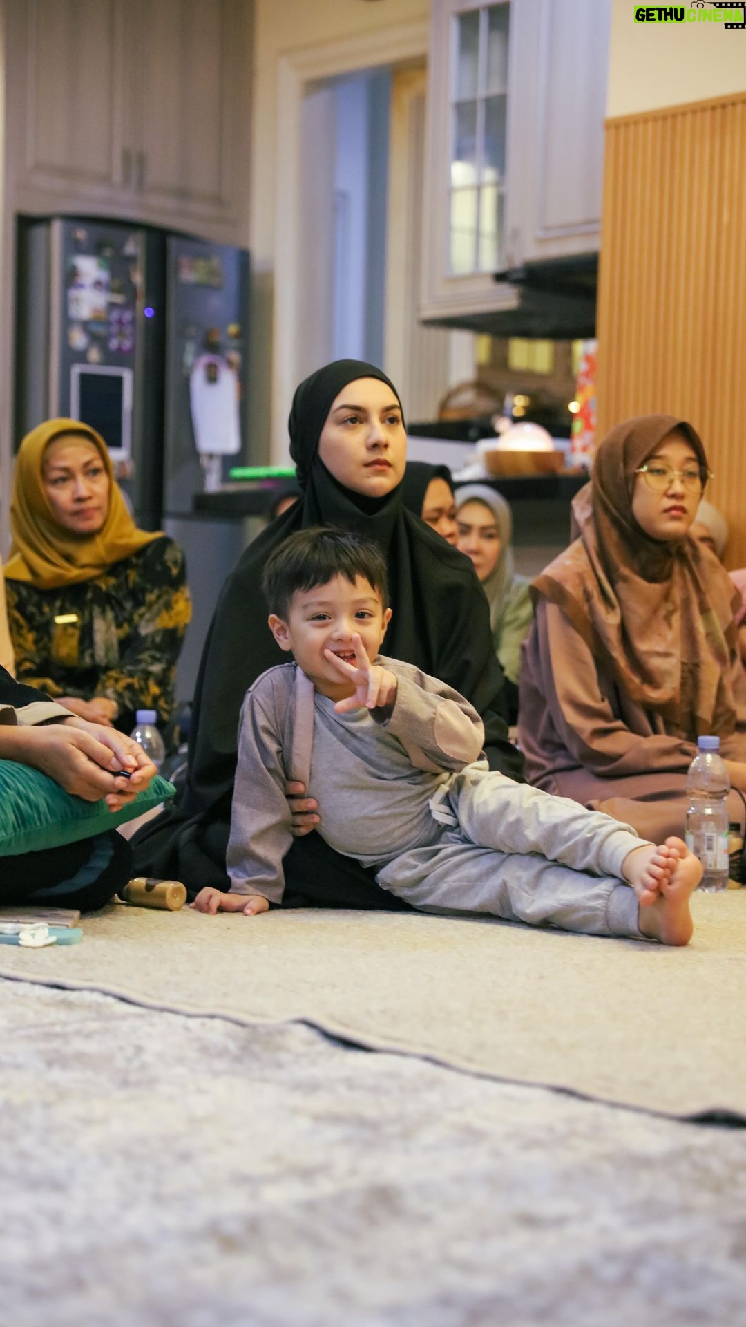 Irish Bella Instagram - Alhamdulillah bisa mempererat silahturahmi dengan keluarga dan teman teman dalam kajian yang berlangsung begitu tenang dan penuh hal baik. Semoga Allah terus memberi kita kesempatan untuk meraih ilmu, ilmu yang akan bermanfaat & membawa keberkahan untuk kita, Amiin ✨ Thank you to… Ramen @Ramenya.id Teppanyaki @koi.teppanyaki Makanan Arab @hadrahmiah.restaurant Air Minerale @le_mineraleid