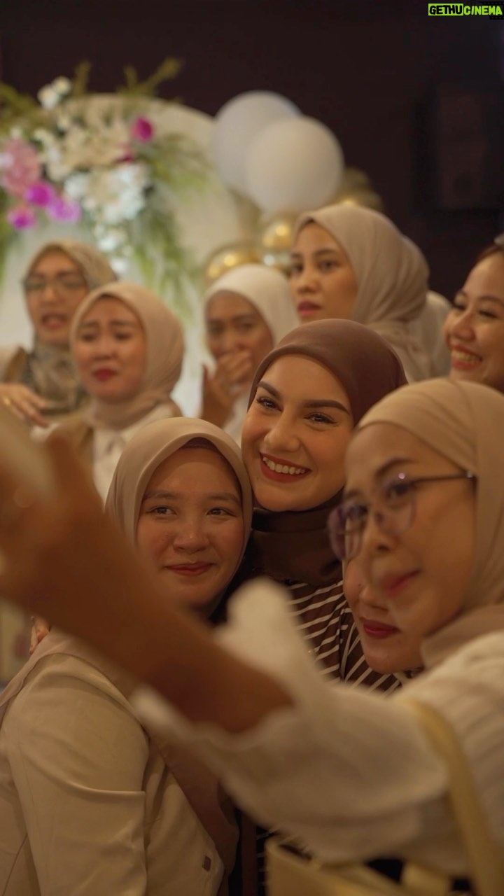 Irish Bella Instagram - Alhamdulillah produktif banget sehari pergi ke dua acara dan tentunya untuk melindungi kulit dari sinar UV aku selalu pakai lotion dari @thebeautifulskinofficial 🫶🏻 Kulit aku jadi tetap sehat terawat dan gak belang. Kalian wajib banget coba juga ya 🥰Bisa beli langsung di Agen & Reseller Terdekat ya ❤️❤️ Agent Gorontalo : @irawaty_pomulu Agent Manado : @fita_reglowmdo Agent Bogor : @darasexychef Agent Jakarta Barat : @erica_baby_shop Reseller Gorontalo : @Baimibra07 Reseller Manado : @cahyamiftaa Reseller Kotamubagu : @ria_dymas1717