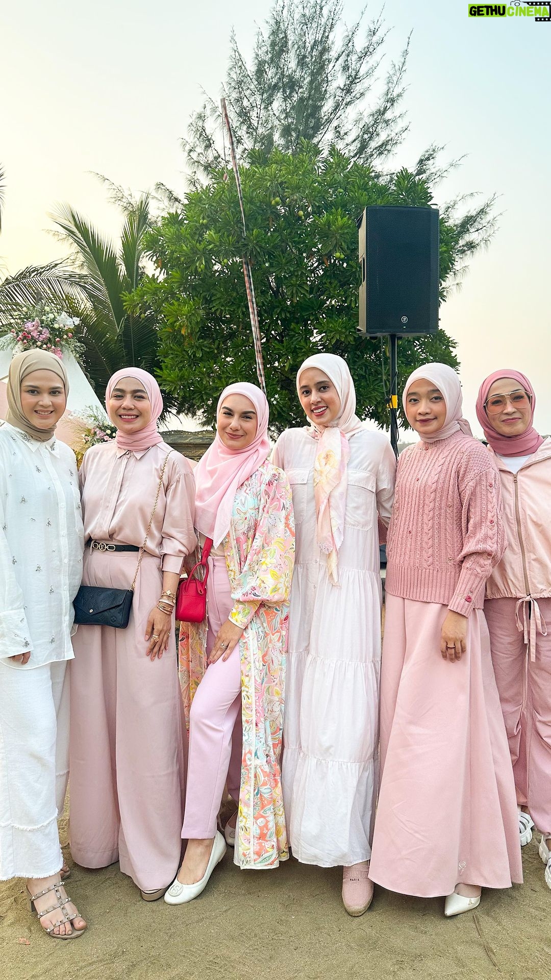 Irish Bella Instagram - Happy Birthday kepada orang yang berhati baik & lembut . We love you bunda @erlyanieownerberl 🥰❤️ Terima kasih sudah menginspirasi kita semua, semoga bunda selalu dalam lindungan Allah SWT & Berkah segala usahanya 😘❤️