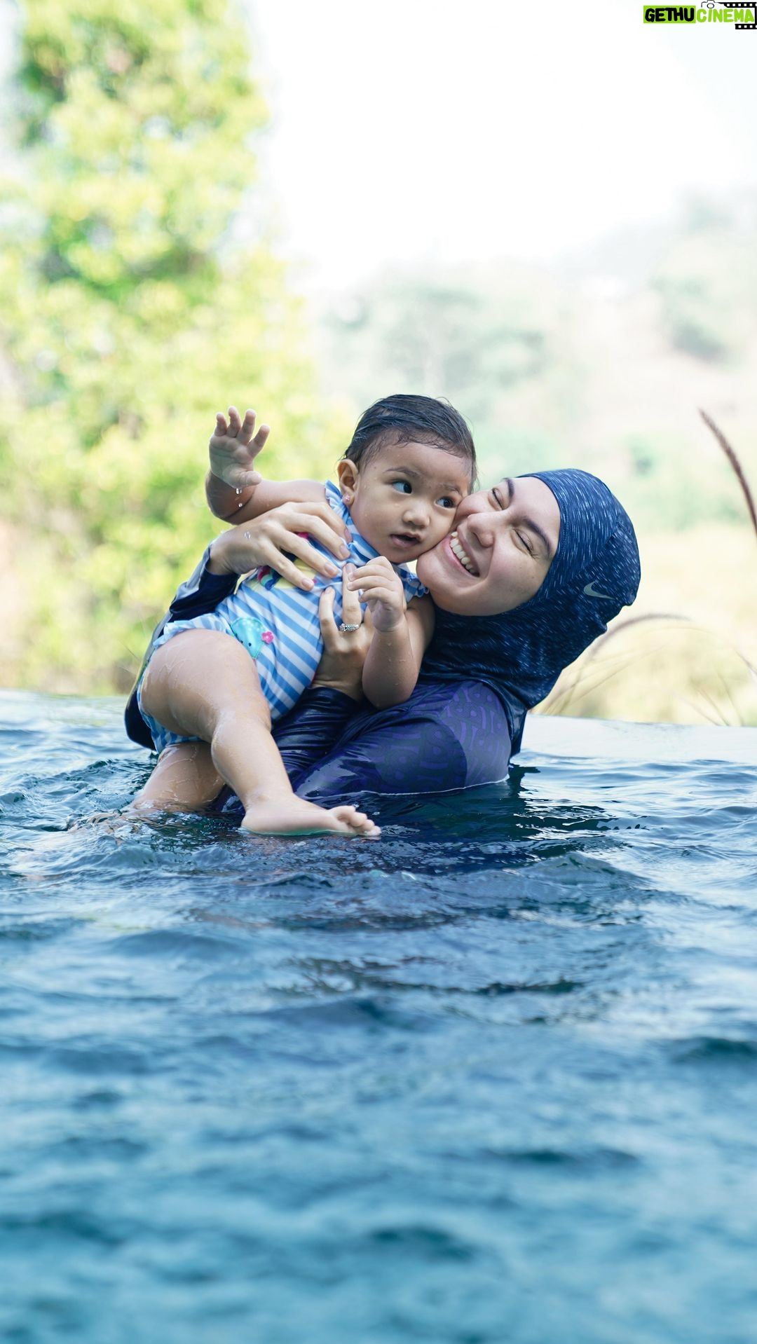 Irish Bella Instagram - Gak bisa move on dari staycation Villa super estetik dan fasilitasnya lengkap banget 🫶🏻 Bahkan Air Rumi dan Amala happy banget karena bisa berenang dan banyak mainan anak kecil. Rekomendasi banget buat yang mau staycation di Bandung bareng keluarga arau teman wajib banget di @thenirankaravilla karena villanya luas dan pelayanannya 24 jam loh 🫶🏻